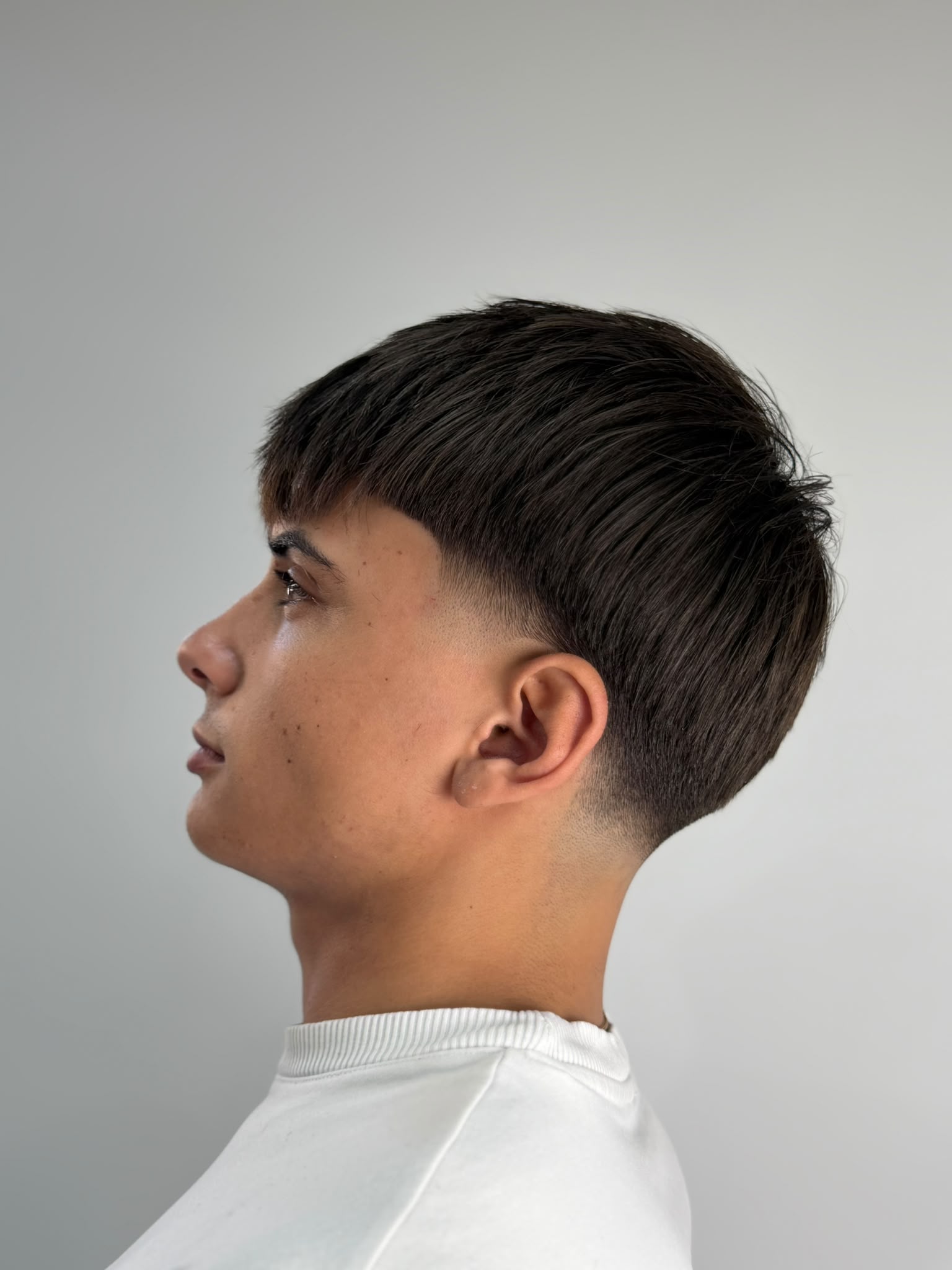 Corte fade y peinado en Academy Rafa Vargas Barberia Santander 12