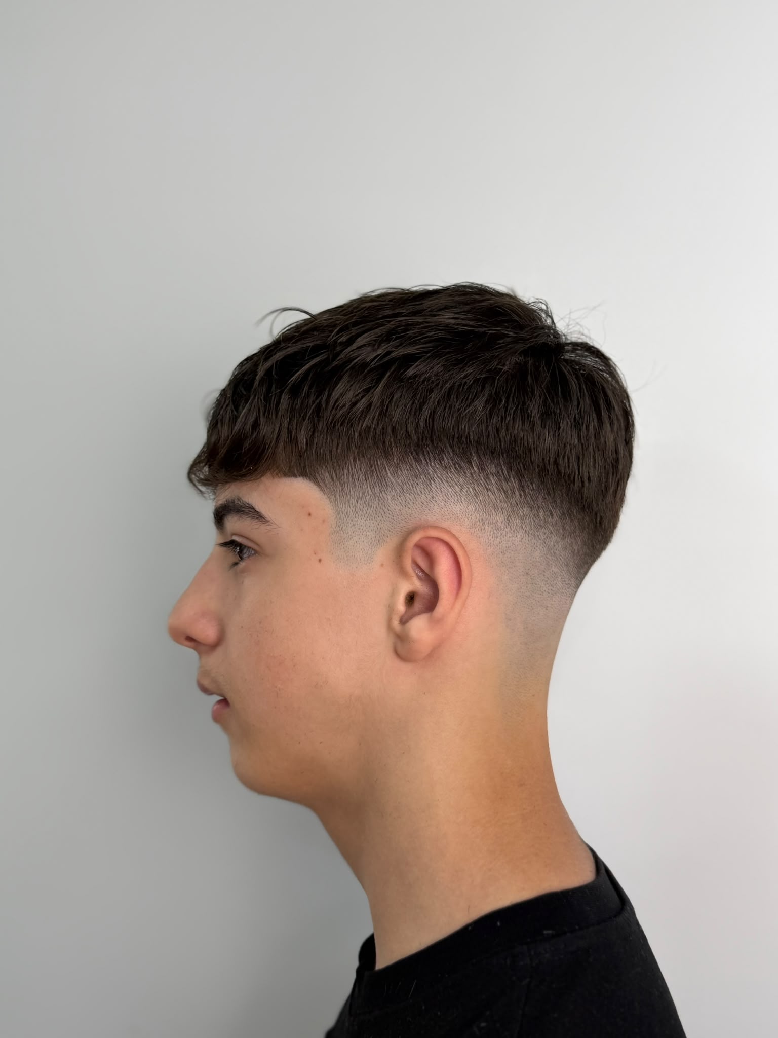 Corte fade y peinado en Academy Rafa Vargas Barberia Santander 13
