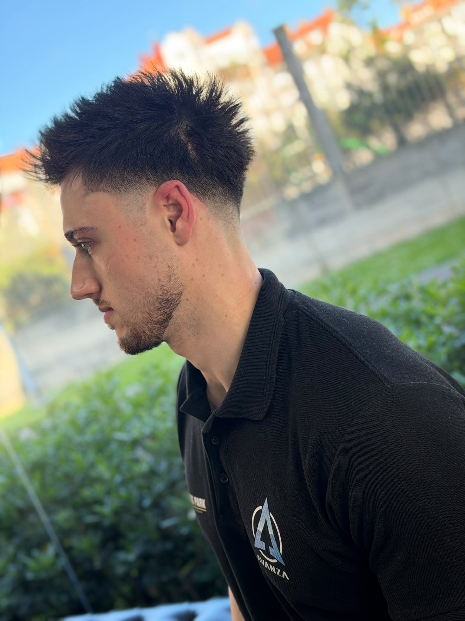 Corte fade y peinado en Academy Rafa Vargas Barberia Santander 9